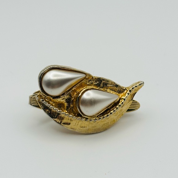Source Unknown Accessories - Vintage Gold Tone Faux Pearl Scarf Clip | Statement Tie Clip